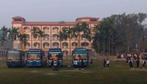 সাটুরিয়ায় বালিয়াটী আই সি উচ্চ বিদ্যালয়ের শিক্ষার্থী ও শিক্ষকরা শিক্ষা সফরে যাওয়ার সময়, সকালে হালকা শীত থাকলেও অনেকের কাছে শীতের পোশাক নেই