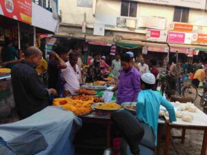 মানিকগঞ্জে রমজান মাসে খোলা বাজারে ঢাকাহীন ইফতার সামগ্রী বিক্রি, ধুলাবালি ও মাছির ঝুঁকি