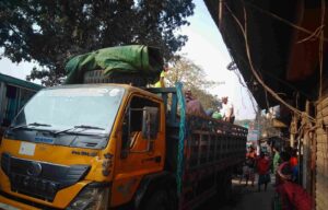 মানিকগঞ্জের সাটুরিয়ার শ্রমিকদের রোজা রেখে কাজ করা