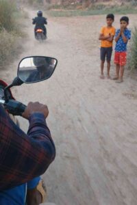 মানিকগঞ্জে ভোটের দিন বালুময় রাস্তা ও ধুলো উড়ার বাস্তব চিত্র