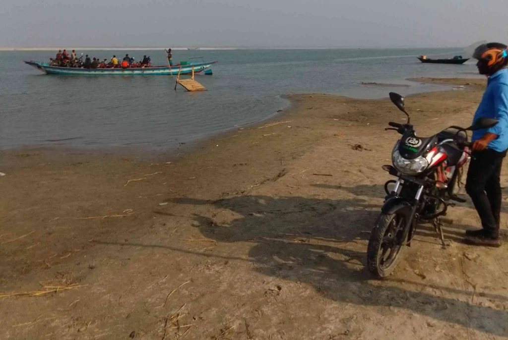 মানিকগঞ্জের চরে মোটর সাইকেল